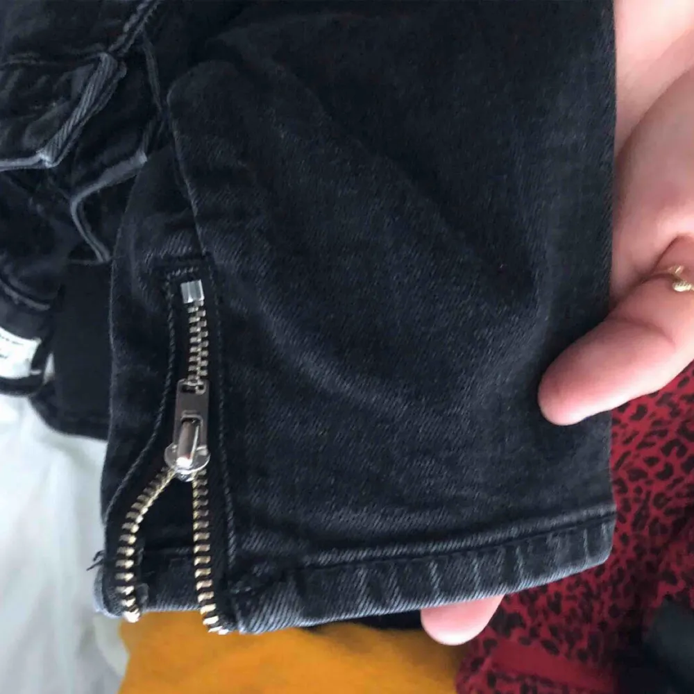 Jeans ifrån Zara med silverdragkedja längst ner på byxan. Jeans & Byxor.