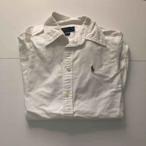  - Säljer min Ralph lauren skjorta pågrund av det inte riktigt  är min stil längre. Den är bra skick då jag endast har haft på mig den en gång. Köparen står för frakten på 40 kr☺️