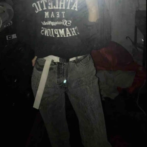  - Skitsnygga retro byxor med jättebra passform och är verkligen sköna, säljer för kan tyvärr inte ha de längre:( Priset är inkl frakt