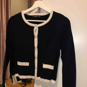  - HELT NY kofta från Zara. Köpt för ett tag sedan men har bara hängt i garderoben eftersom det inte är min stil. Frakten tillkommer.