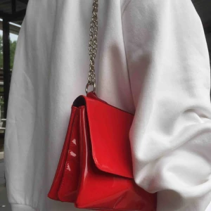  - Väska från MONKI, bra skick! Frakt ingår ej i priset. Skickad med postnords blåa sortiment eller möts upp i Stockholm. 