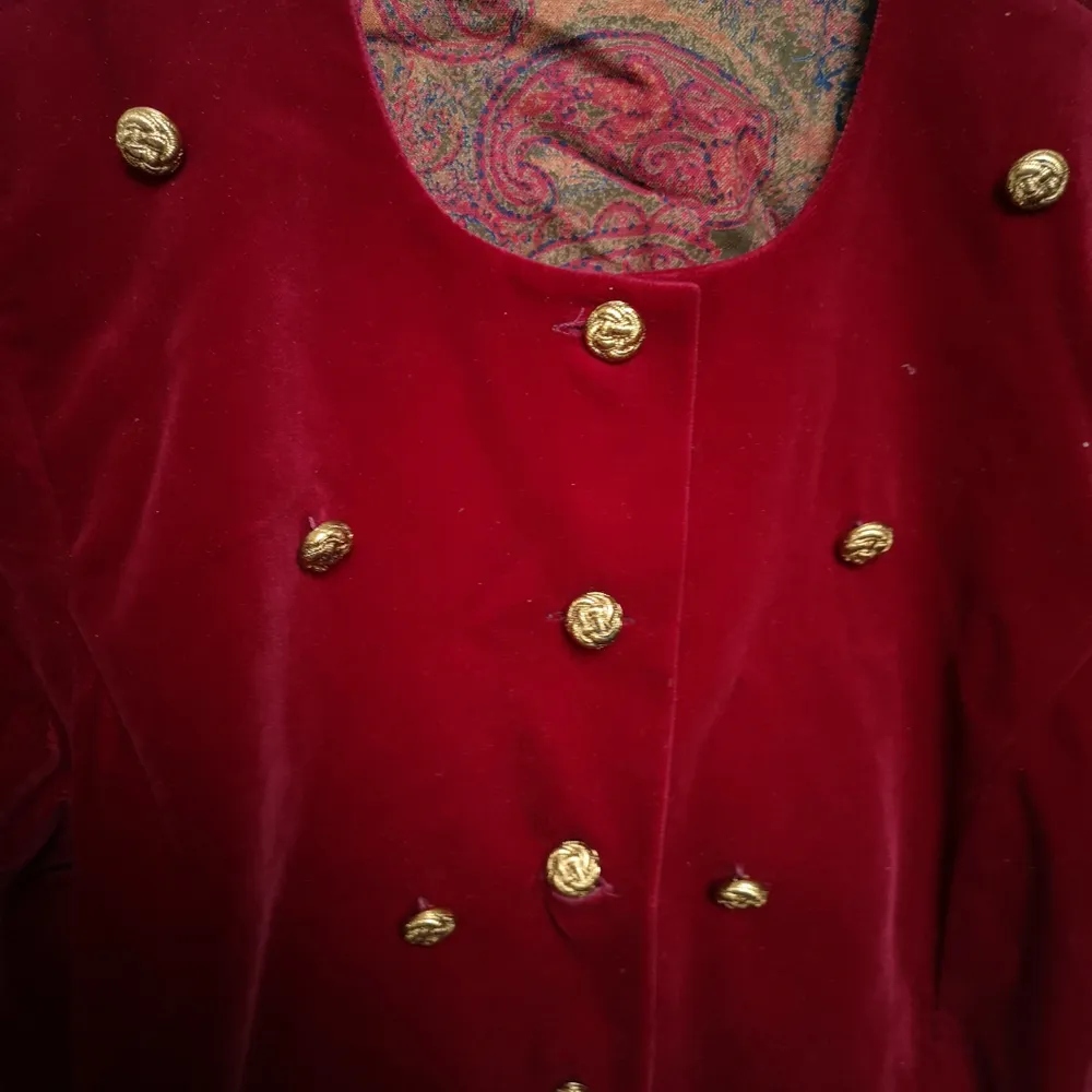 Vintage blodröd sammetsjacka med originella knappar. Märkt med Mary Philippe Paris. Storlek m. . Jackor.