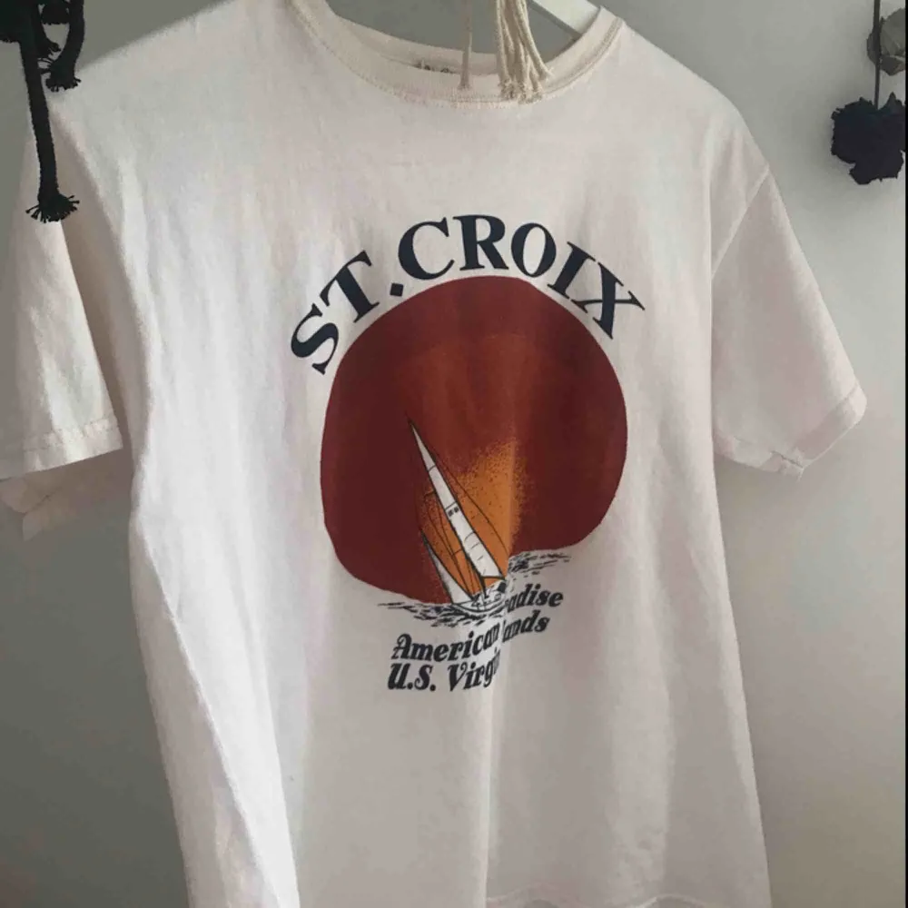vit/ljusrosa St. Croix t-shirt från Brandy Melville, köpt i Los Angeles. Använd fåtal gånger, den är som ny☀️💥⛵️   110 sek (utan frakt) köparen står för frakt. tar bara swish! . T-shirts.