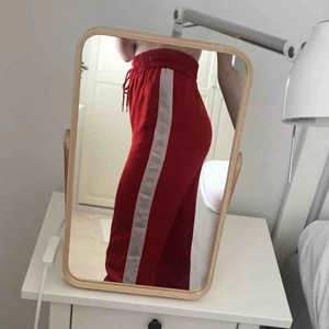  -  fina röda byxor med vitt sträck från monki. Jag har ingen användning för byxorna längre, dom är i bra skick (notera bild två, få trådar sticker ut). jag är 173cm och bär S🌿🌹🌶    200sek (utan frakt)  frakt betalas av köpare.  tar bara swish!