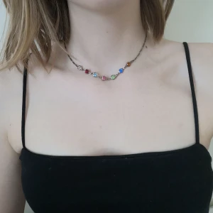  - Supergulligt kort kaösband med stenar knolika färger. Kedjan är "rostig" silverfärg just nu, går att åtgärda genom att tvätta. Frakt ingår🌹