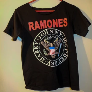  - Tröja med tryck bak och fram, avklippt hals, passar S