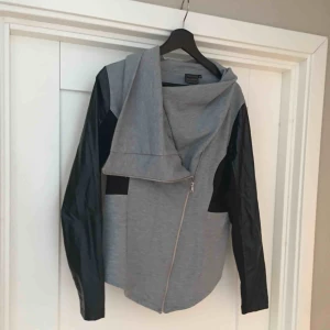  - Tuff tröja med konstläderdetaljer. Aldrig använd!