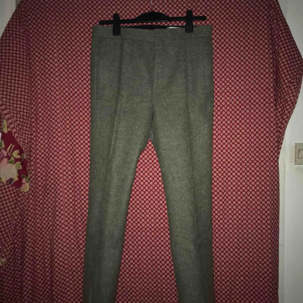 Kostymbyxa gjord av hög kvalités Shetland Ull från Acne Studios. Byxorna var med i Acnes AW15 kollektion och köptes nya för 3400kr. Använda 3-4 gånger. 10/10 condition.. Jeans & Byxor.