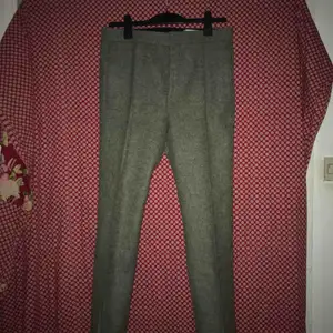 Kostymbyxa gjord av hög kvalités Shetland Ull från Acne Studios. Byxorna var med i Acnes AW15 kollektion och köptes nya för 3400kr. Använda 3-4 gånger. 10/10 condition.