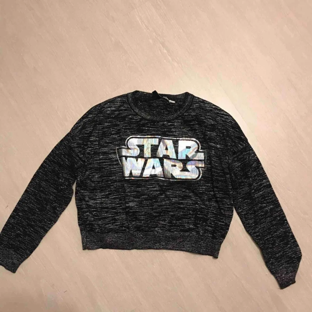Superfin och frän Star Wars tröja från H&M i storlek S! Använd väldigt få gånger så i superbra skick! FRI FRAKT!!💘💘🤠. Tröjor & Koftor.