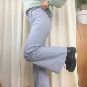  - Jättefina utsvängda byxor. Vita med små blåa ränder, superskick!💞💞💞💞