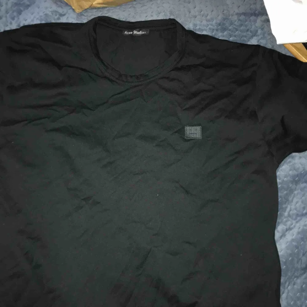 Acne tshirt köpt på från A till Ö! sitter oversized knappt använd☺️. T-shirts.