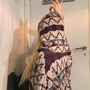  - En nice T-shirt/hoodie/kofta (ingen vet) från Hollister. Använd ytterst få gånger, finaste skicket. Frakten ingår i pristet my darlings ❤️