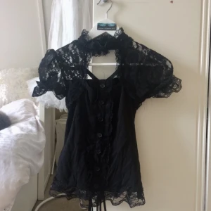  - Tbt EmoLovisa, bra dagar det <33 Romantiskt gotisk spetstopp från Hell Bunny med snörning i ryggen. Väldigt gott skick och endast använd vid ett tillfälle.    🌻Mötas i Malmö/Frakt tillkommer🦕 No refunds 🌻