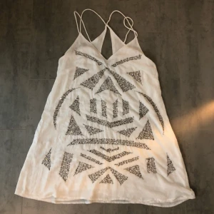  - Jättefin klänning från H&M. Använt den en gång så den är i bra skick FÖRUTOM att det är två små hål på insidan som jag upptäckte men inget som syns 🙂