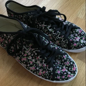  - Skor från okänt märke. Använd vid enstaka tillfälle, fint skick. 