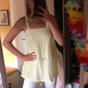  - Gult bluslinne från bikbok, strl XS men passar även S. Så somrig🌸