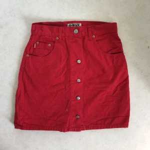  - Så fin vintage jeanskjol från only. Passar dig med smal midja och bredare höfter. Från 70-talet (min mamma hade den), men i perfekt skick!  Midjemått 70 cm Stuss 100 cm  Frakt 39kr 