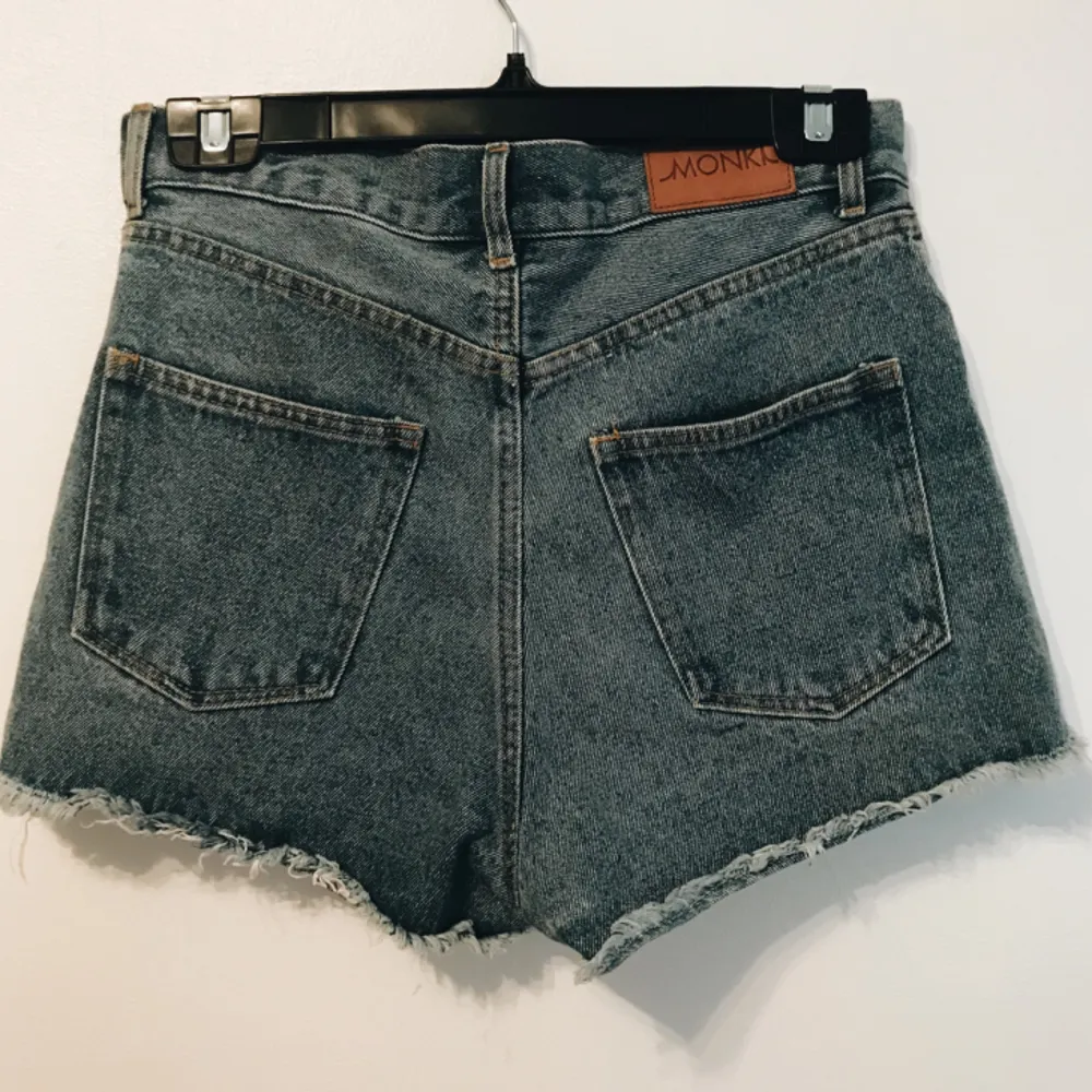 Shorts från monki med hög midja och lagom slitning, använda fåtal gånger, säljes pga fel storlek. Frakt tillkommer!. Shorts.