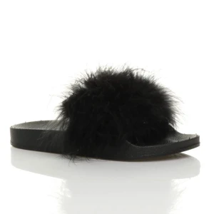  - Supersnygga och trendiga skor med päls, endast testade! 