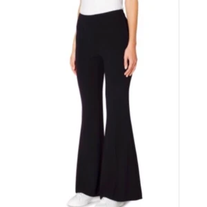  - Svarta byxor från WEEKDAY. Sneeze Flared Trousers, aldrig använda prislapp sitter kvar. Stora i storleken.