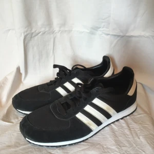  - Snygga och stilrena adidas original skor som endast är använda inomhus. Mycket fräscha förutom liten slitningsskada på de vita strecken. Säljes pga för små för mig 🌸