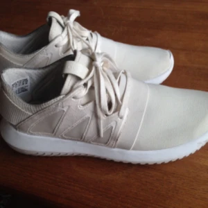  - Adidas skor st 37 & 1/3. Köpta på plick men passar inte mig då dem är för stora. 😢 Finns i gbg. Köparen står för frakt (ca 70 kr)