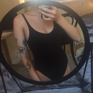  - fantastisk vintagebaddräkt som verkligen svider att sälja! men den passar tyvärr inte på mig. coolt texturerat material och fin urringning bak. köpt deadstock vintage (aldrig såld/använd), endast använd 1 gång av mig.