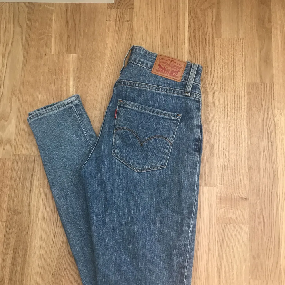 Levis jeans  Modell: 721 high Rise skinny  Storlek: 25  Kan mötas upp i Stockholm eller fraktar. Köparen står för frakten.   . Jeans & Byxor.