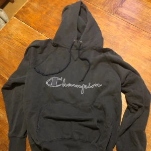  - Vintage Champion hoodie i urtvättat snyggt skick. 90-tal. Tryckt logo. Kan hämtas i Uppsala eller skickas mot frakt. Spårbart 58 SEK. Medium