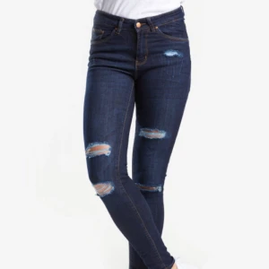  - Slim fit jeans med normalhög. Byxorna är helt nya och inte använda! Står XL men då dom är små i storlek så tror jag de passar bättre på en som har M eller kanske L . möts gärna upp då jag helst inte skickar !
