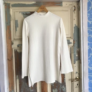  - Benvit 70talsinspirerad blus från monki. Lite utsvngda armar. Väldigt gott skick, bara använd 2 ggr.  Swish eller kontant. Kan antingen mötas upp i stockholm eller rosersberg/märsta, eller frakta. Köparen står för frakten. 