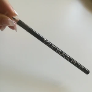  - Svart eyeliner/kajal penna. Helt oanvänd. 