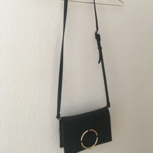  - Väska med guldig ring, sparsamt använd.  