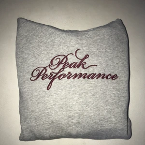  - Säljer Peak Performance hoodie, något använda men ändå fint skick! Passar en M-L  Köparen betalar frakt!