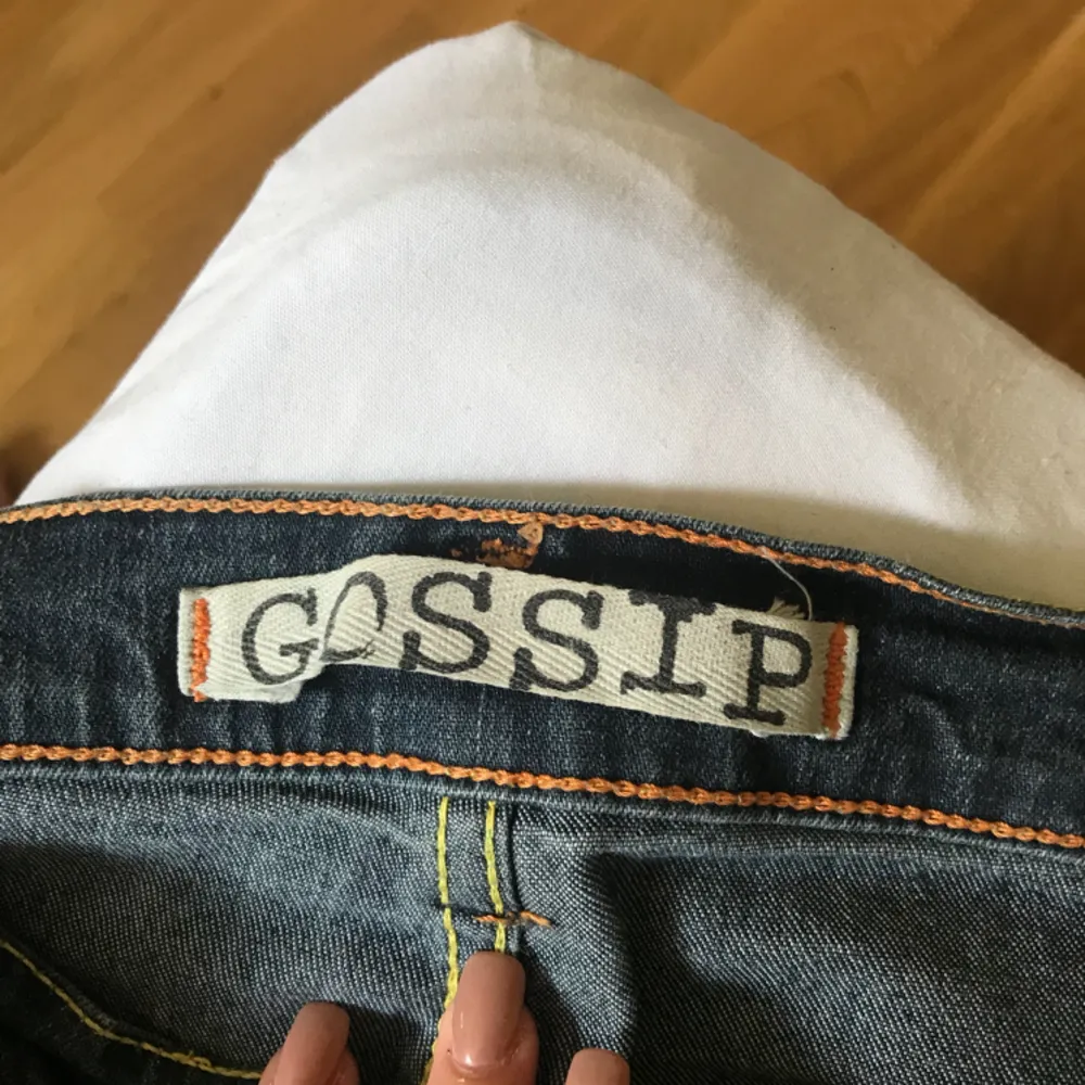 Blå jeans från GOSSIP med detaljer på bakfickorna. Aningen slitna vid knappen men ingenting som förhindrar användning på något sätt.. Jeans & Byxor.