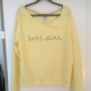  - Gul sweater från Victorias Secret med spets i ryggen