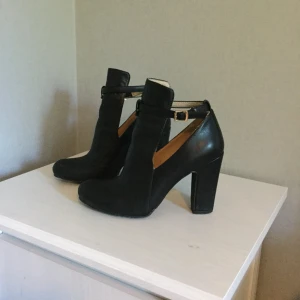  - Svarta skor i mycket mycket fint skick! Använda 3 ggr inomhus. Märke Tiamo, nypris 699kr. Jättesnygga, sköna skor, men tyvärr för hög klack för mej. 