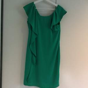 Snygg grön klänning från Vila! Storlek XS. I mycket fint skick!