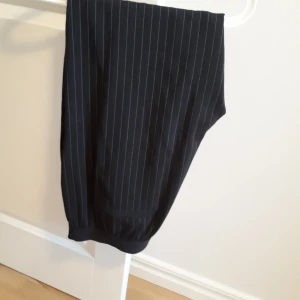  - Kostymbyxor från Kappahl. Lediga i passformen och resår i midjan. Använda 3 gånger, som nya. Nypris 399. 