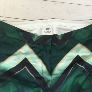  - Dressade, hödmidjade byxor från HM studio i grönt mönster. Vida i benen och sjuuukt snygga! Tyvärr något för små för mig. :( dyra i inköp! Frakt tillkommer med 45:- (1 klass varubrev)