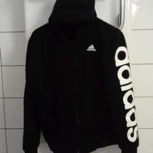 Adidas hoodie storlek Small passar även Medium frakten bjuder jag på 