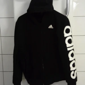  - Adidas hoodie storlek Small passar även Medium frakten bjuder jag på 