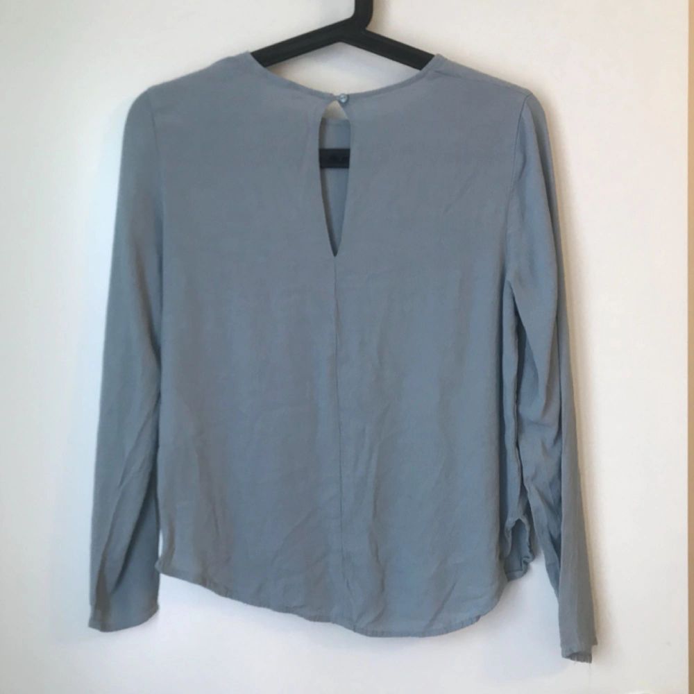 Fin blus, behöver bara strykas, sitter väldigt fint, köpt från H&M för 249 kr. Kan frakta eller mötas upp i Uppsala. . Blusar.