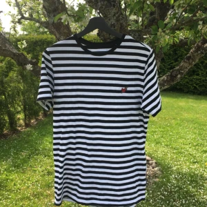  - Svart o vit randig t-shirt från urban outfitters, är en man S men passar nog bra på en lite längre tjej också (annars ser den säkert bra ut oversized)  du betalar frakt🔆(ej inräknad)