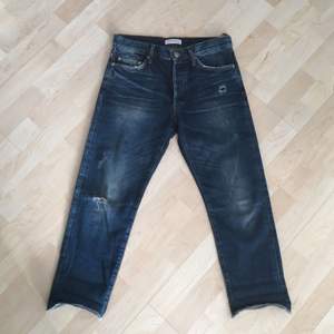 Straight cropped jeans from Zara. Loose, boyfriend fit. More a size 36-38. 