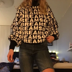  - Svin häftig stickad tröja från HM.  Storlek:  Skick: Aldrig använd. Prislapp kvar Pris: 80 + frakt Alla priser kan diskuteras. Finns ute på flera sidor.