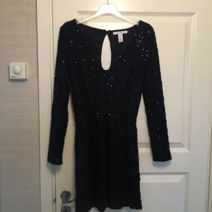  - Fin paljettklänning med V-ringning. Aldrig använd!