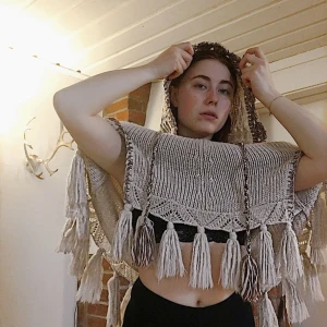  - 🕊 ~ En stickad poncho med bohemisk touch ~ 🌱.    Passar till vintern som mysplagg vid brasan med en varm kopp te...🌨 En smidig TO-GO plagg över badkläderna till stranden...🐚 Den ultimata stickade höstplagget när dom gyllene bruna löven faller...🍁