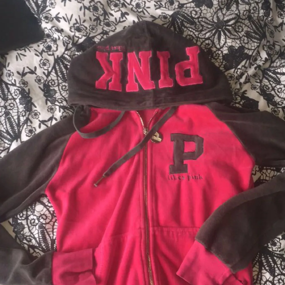 från VICTORIA SECRET!!! Står stt de e storlek M men är som en xs!!! PRIS KAN DISKUTERAS Frakt står köparen för💖💖💖. Hoodies.